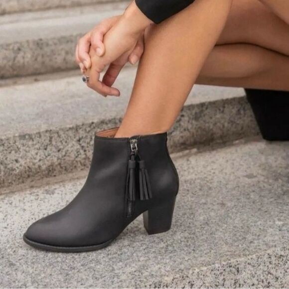 Vionic Madeline Black Leather Side Zip Tassel Ankle Boots 8.5 - Picture 1 of 10